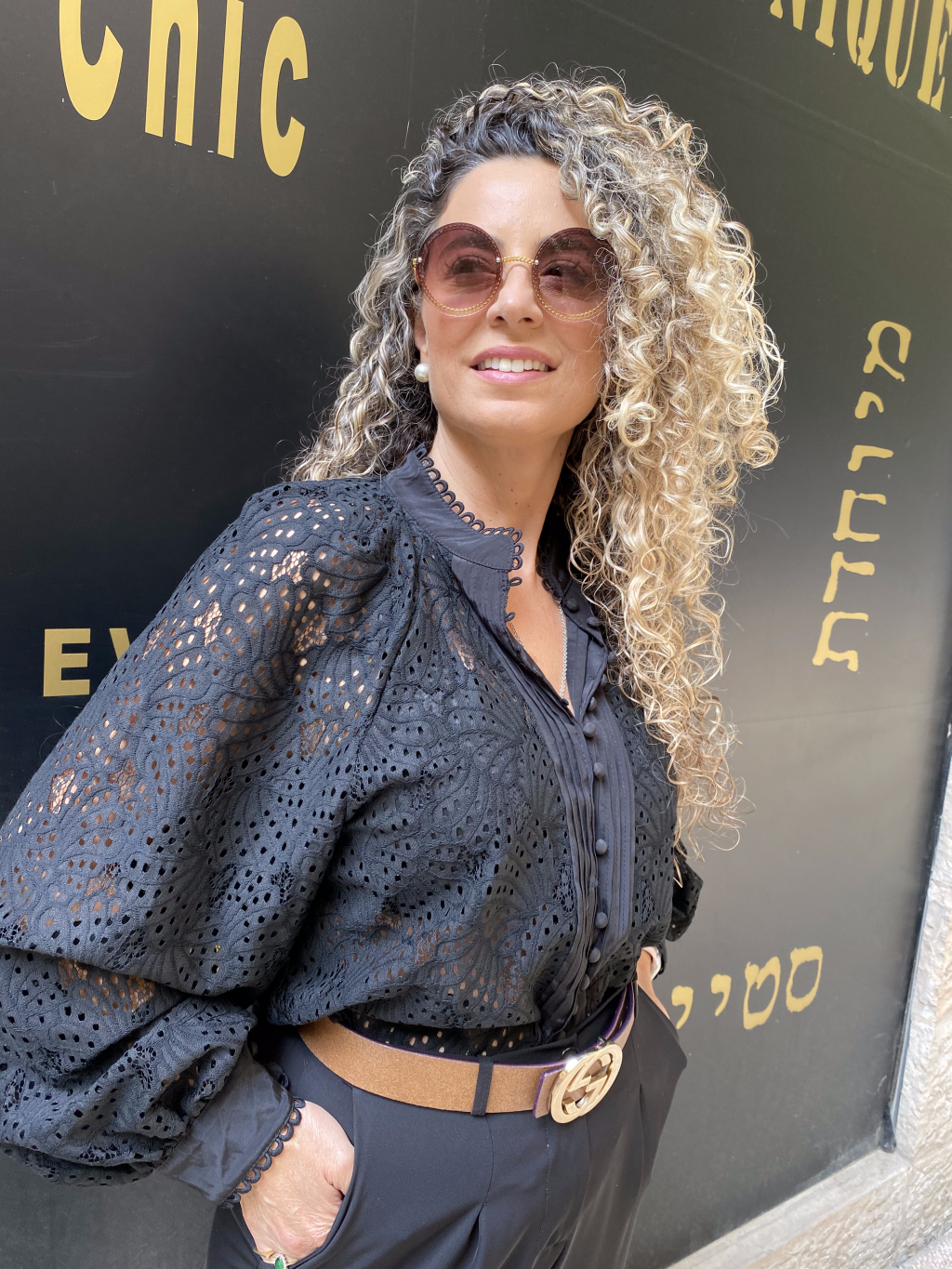 חולצת תחרה שרוולים תפוחים מי אמור