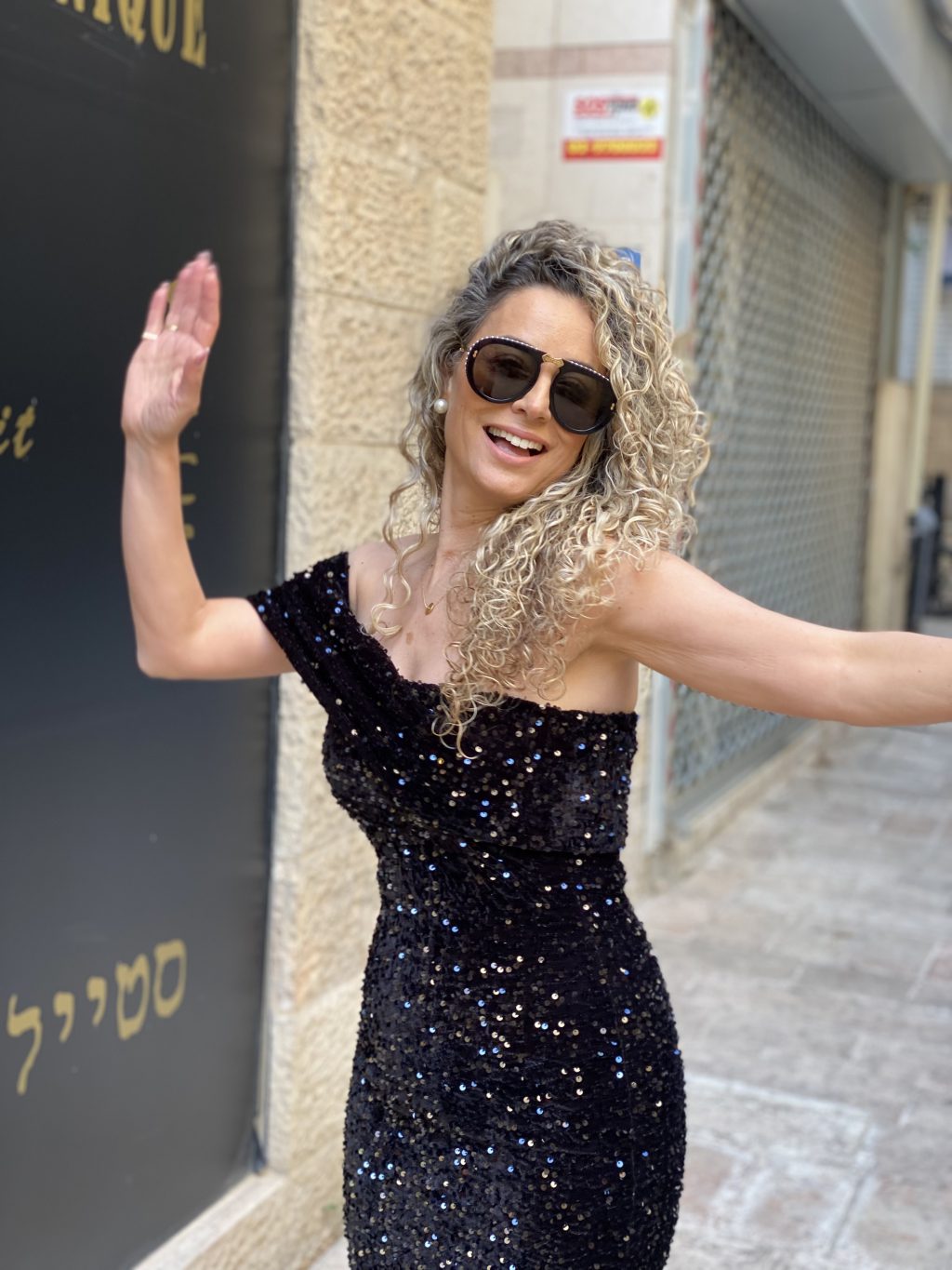 שמלת קטיפה עם פייאטים