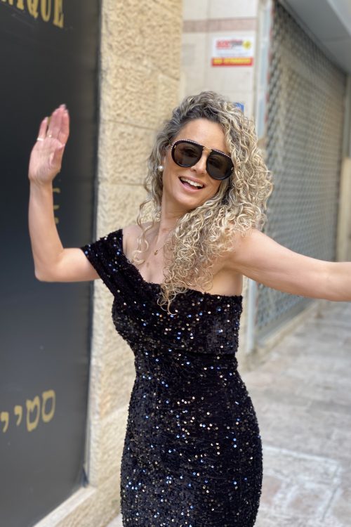 שמלת קטיפה עם פייאטים
